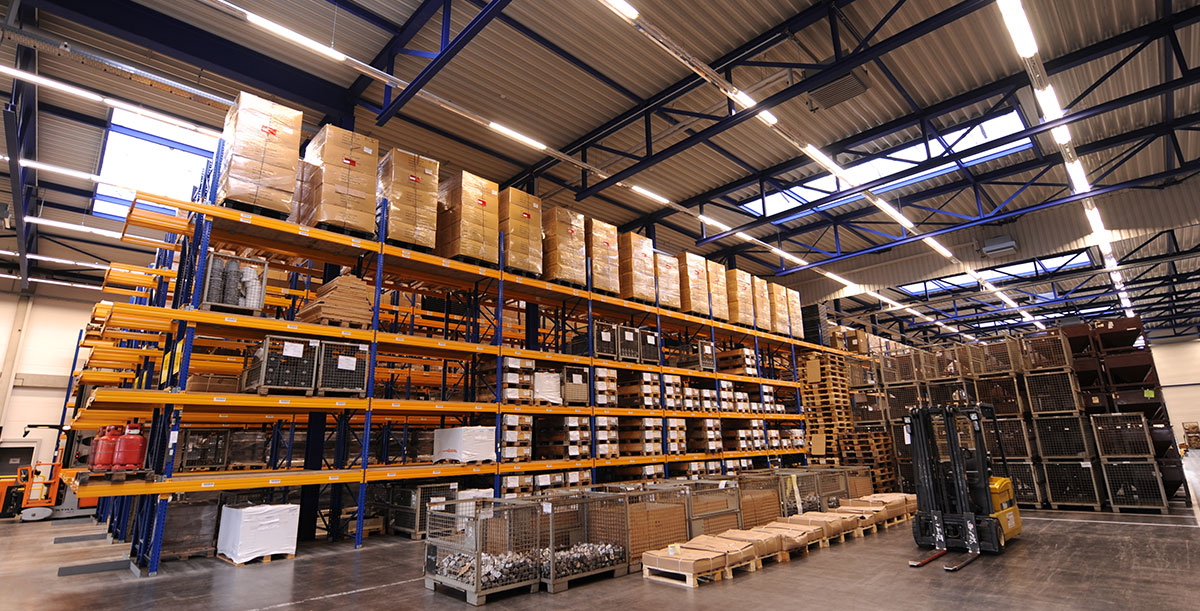 Lagerhalle mit Waren und Lagertechnik bei Scheerer Logistik