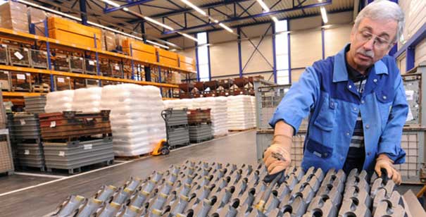 Mitarbeiter bei einem Value-Added-Service in der Scheerer Lagerhalle